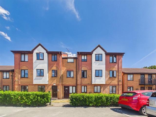 Flat for sale in Chequers, Gloucester