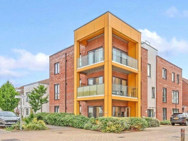 Flat for sale in Prittlewell, Alton Barnes