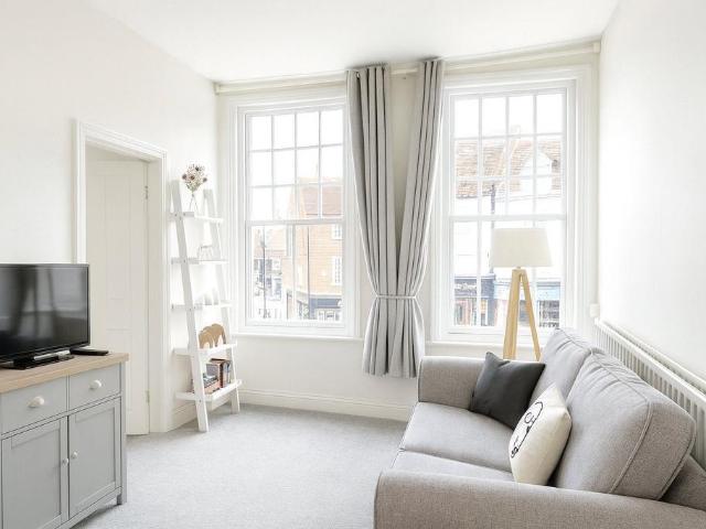 Flat for sale in Red Hill, Surrey