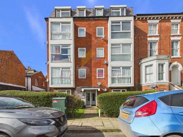Flat for sale in Fordham Heath, Essex