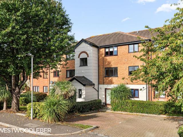Flat for sale in Broxbourne, Hertfordshire