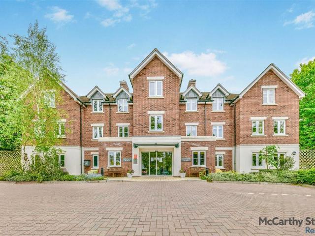 Flat for sale in Knebworth, King's Walden