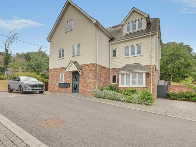 Flat for sale in Bread and Cheese Hill, Essex