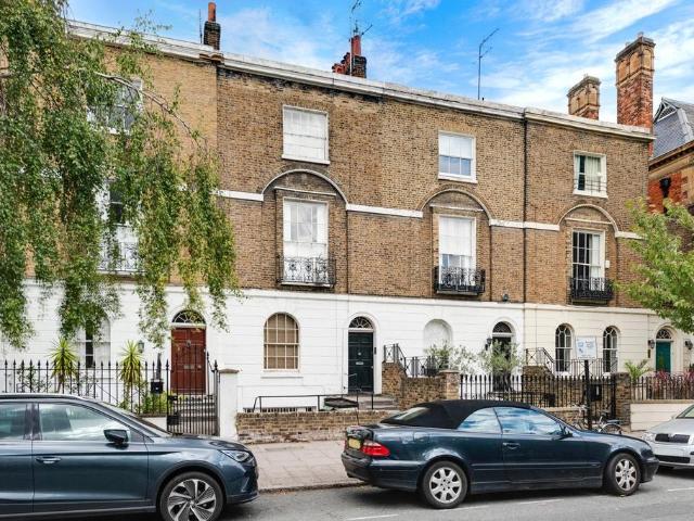Flat for sale in St. John's Wood, Greater London
