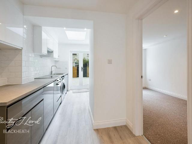 Flat for sale in Charlton, Greater London