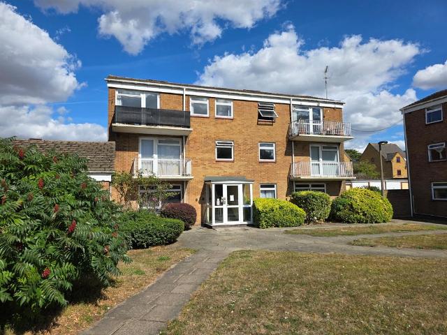 Flat for sale in Elmhurst, Aylesbury