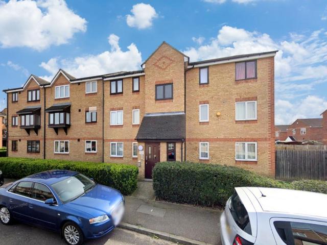 Flat for sale in South Ockendon, Essex