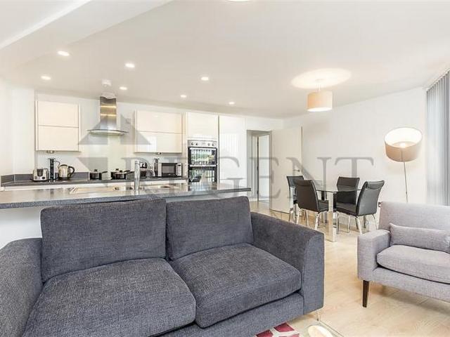 Flat for sale in London Borough of Lambeth, Greater London