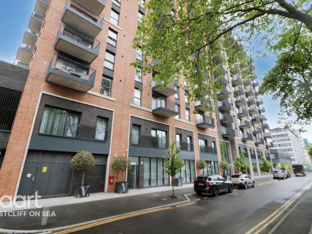 Flat for sale in Alton Barnes, Essex