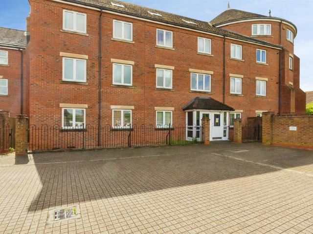Flat for sale in Coldharbour, Buckinghamshire