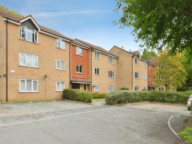Flat for sale in Kings Hill, Colliers End