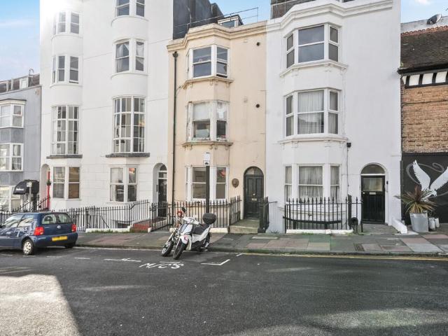 Flat for sale in Queen's Park, Brighton & Hove