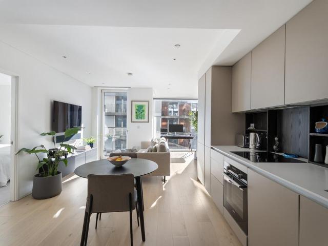 Flat for sale in Battersea, Greater London