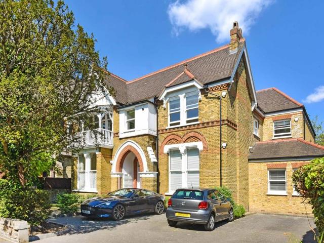 Flat for sale in London Borough of Ealing, Greater London