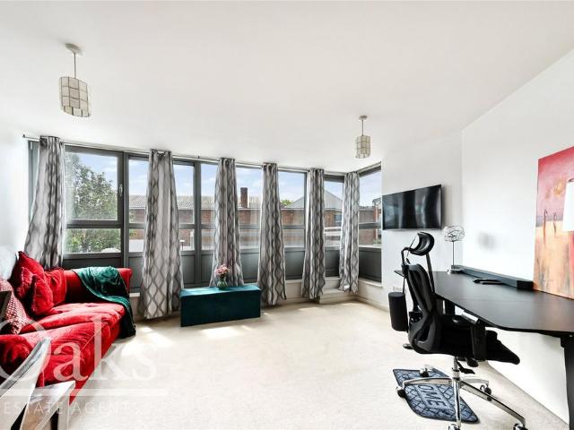 Flat for sale in Streatham Hill, Greater London