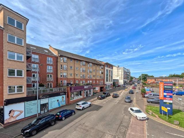 Flat for sale in Broomhill, Scotland