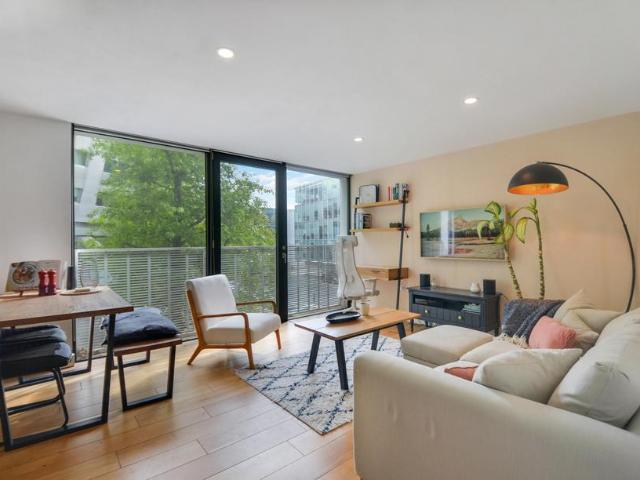Flat for sale in Battersea, Greater London