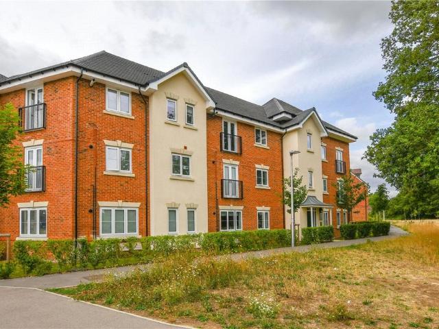 Flat for sale in Finchampstead