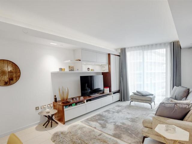 Flat for sale in Canning Town, Greater London
