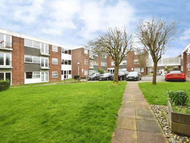 Flat for sale in Navestock Side, Essex