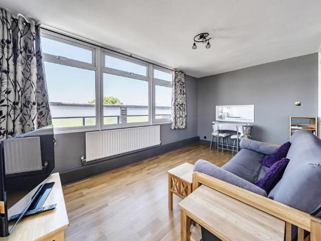Flat for sale in Furzedown, Greater London