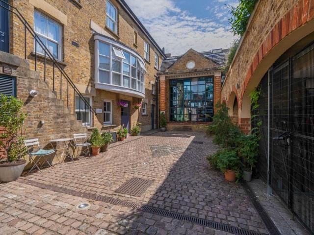Flat for sale in Hampton, Greater London