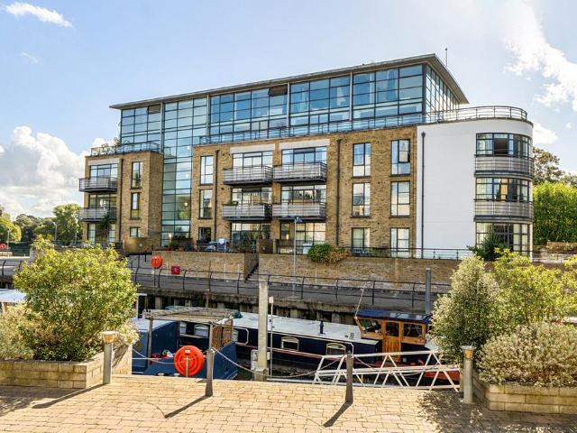 Flat for sale in London Borough of Hounslow, Greater London