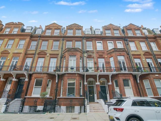 Flat for sale in South Kensington, Greater London