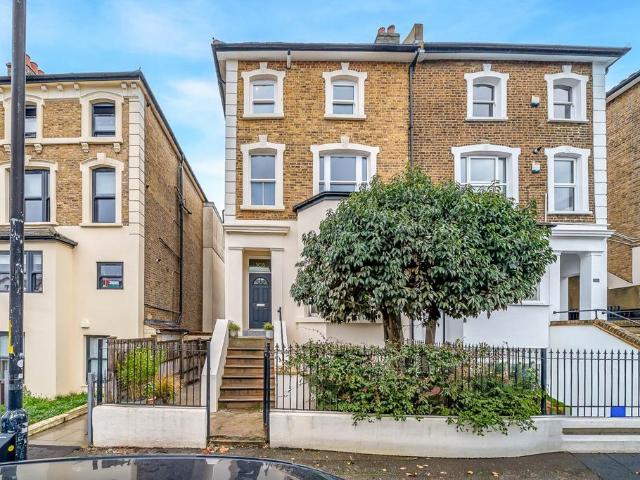 Flat for sale in East Dulwich, Greater London
