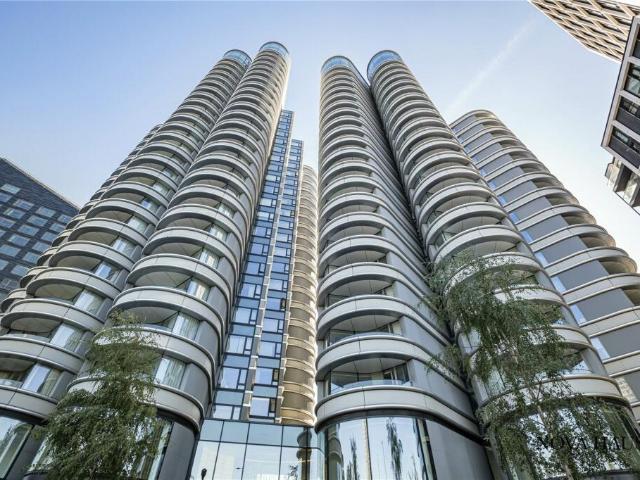 Flat for sale in Vauxhall, Greater London