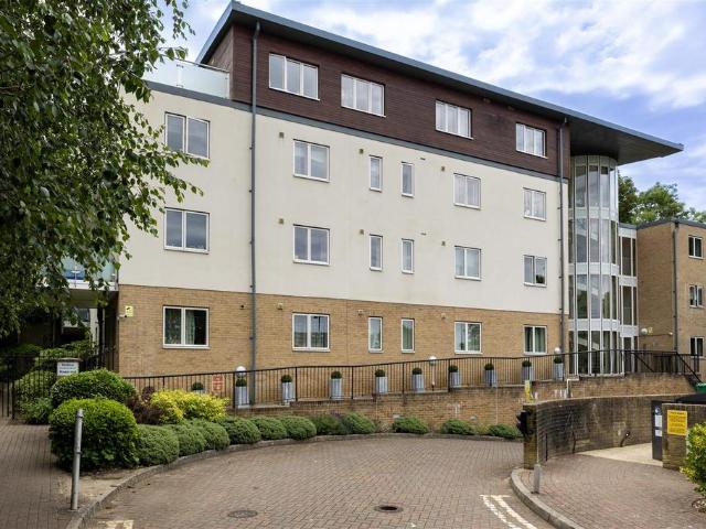 Flat for sale in London Borough of Croydon, Purley
