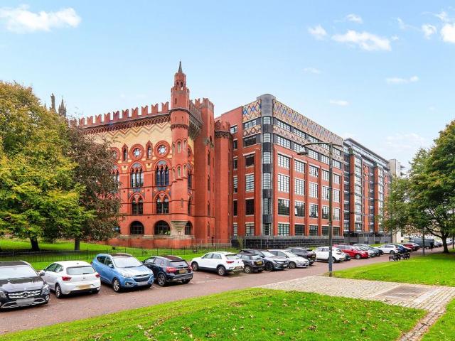 Flat for sale in Calton, Scotland