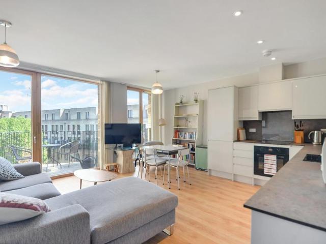Flat for sale in North Kensington, Greater London