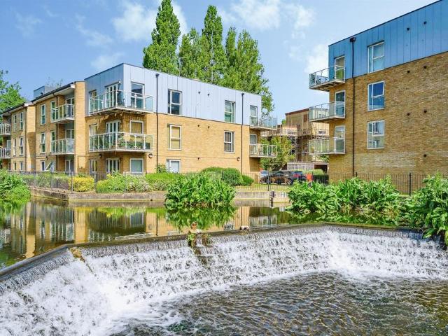 Flat for sale in Pouchen End, Hertfordshire