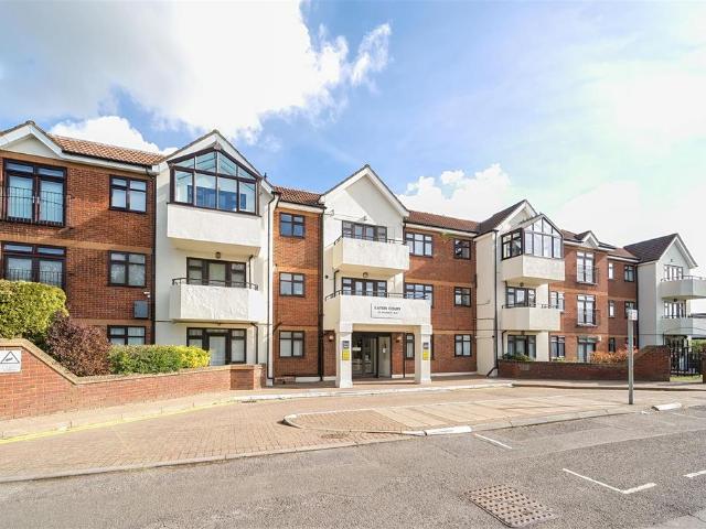 Flat for sale in Broadfields, Greater London