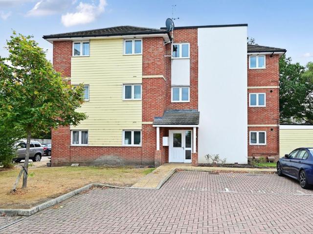 Flat for sale in Farnborough, Rushmoor