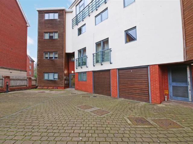 Flat for sale in High Field, York