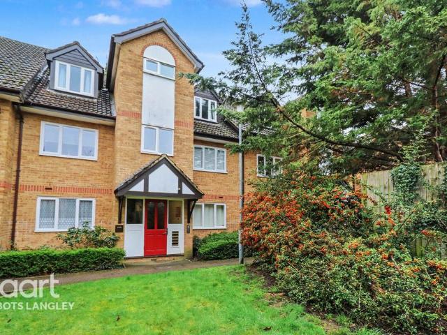 Flat for sale in North Watford, Hertfordshire