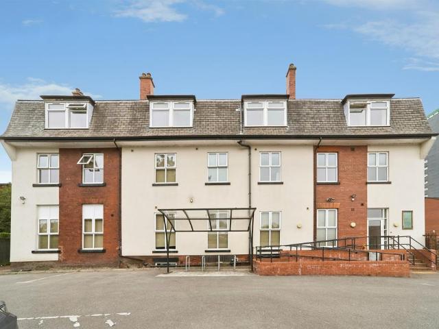 Flat for sale in West Yorkshire