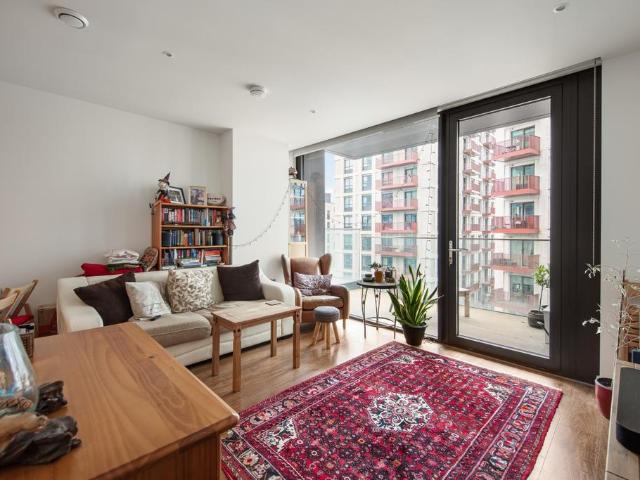 Flat for sale in Greenwich Peninsula, Greater London