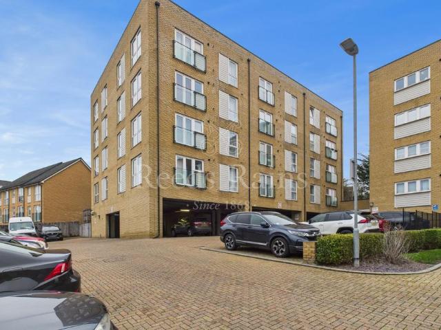 Flat for sale in Monks Orchard, Kent