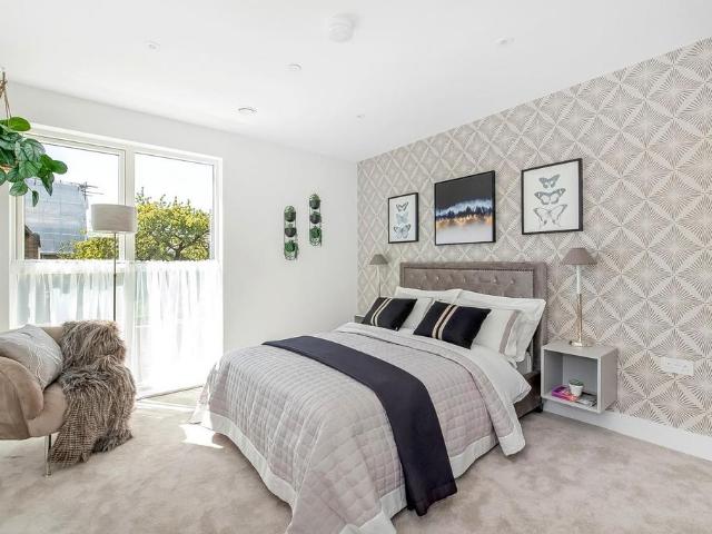 Flat for sale in Camberwell, Greater London