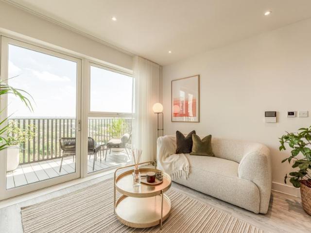 Flat for sale in London Borough of Hounslow, Strand