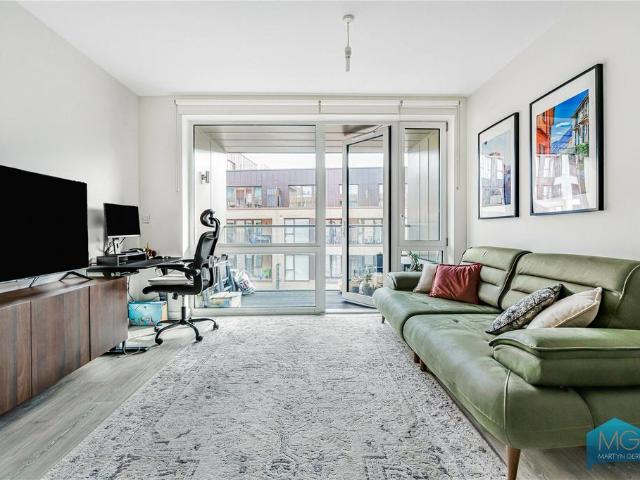 Flat for sale in West Finchley, Greater London
