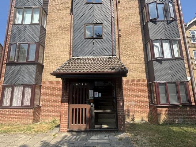 Flat for sale in Northumberland Heath, Greater London