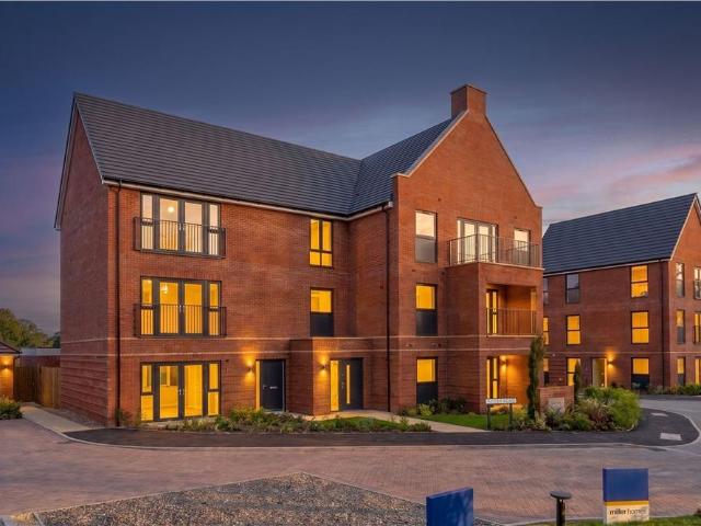 Flat for sale in Heol-las, Surrey