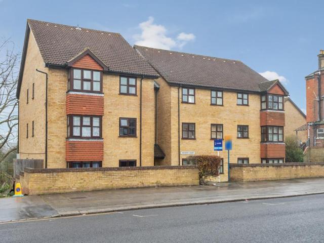 Flat for sale in London Borough of Croydon, Waddon