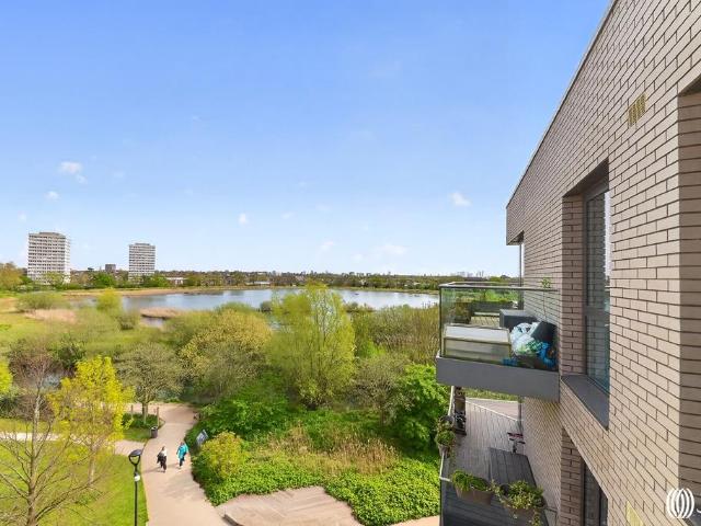 Flat for sale in Woodberry Down, Stamford Hill