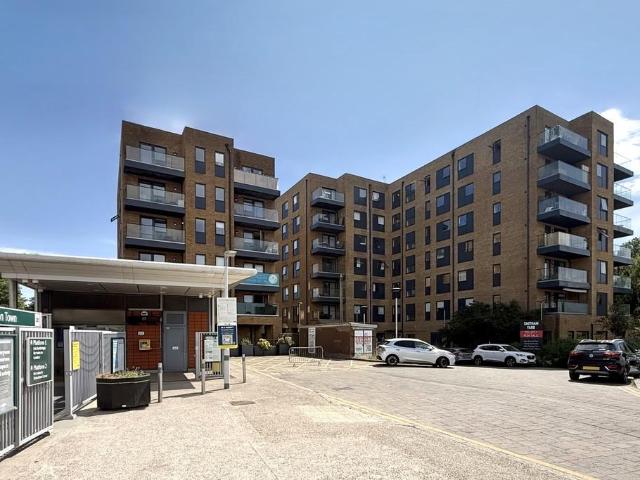 Flat for sale in London Borough of Croydon, Greater London
