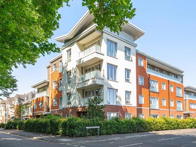 Flat for sale in Horsell, Woking
